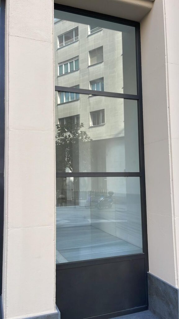 © Herrero Barcelona Tamar Cañete 689 56 71 73 puertas de hierro y cristal a medida