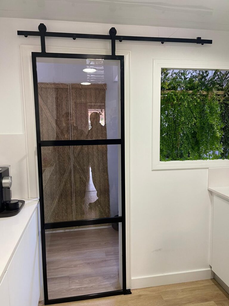 © Herrero Barcelona Tamar Cañete 689 56 71 73 puertas correderas de hierro y cristal en barcelona