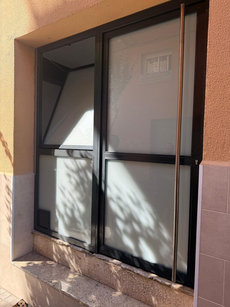 ventanas de hierro y cristal oscilantes