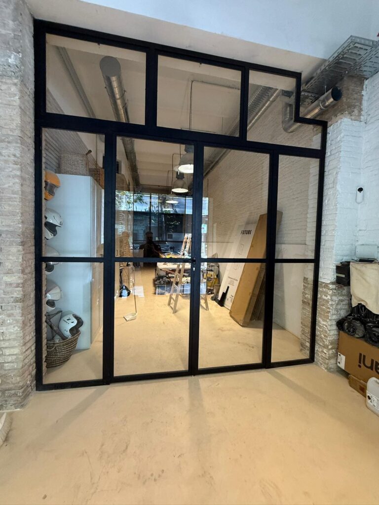 puerta de hierro y cristal en interiores