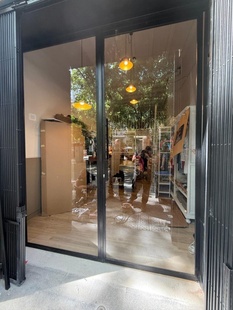 Puertas de hierro y cristal para negocios
