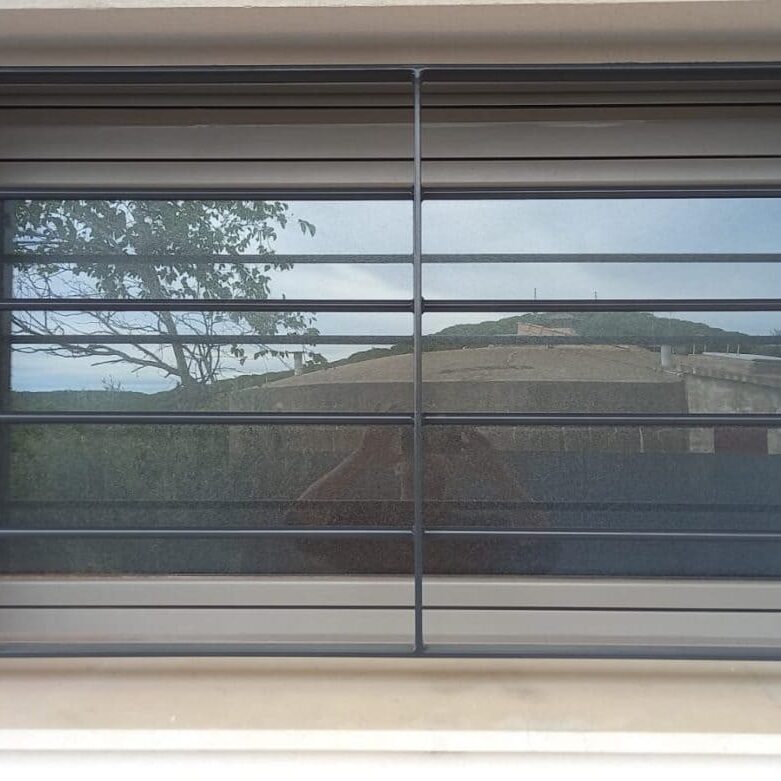 Ventanas de hierro con rejas de hierro a medida