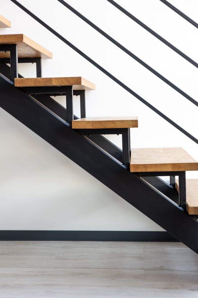 Escalera y de interior, en hierro y madera, diseño moderno