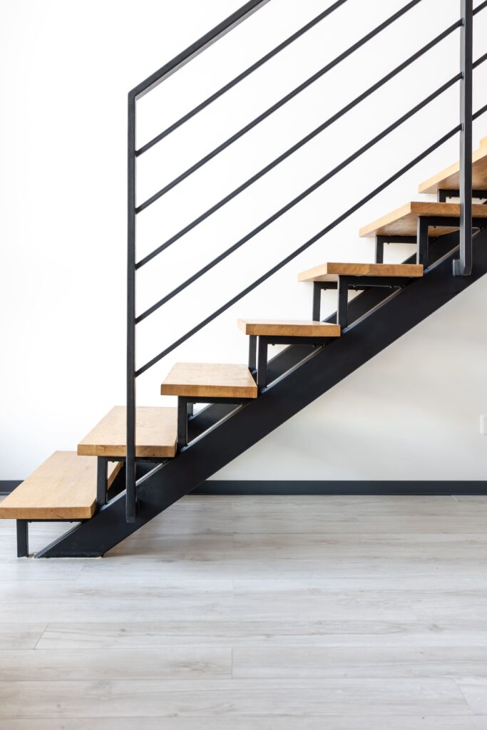 escaleras de hierro y madera